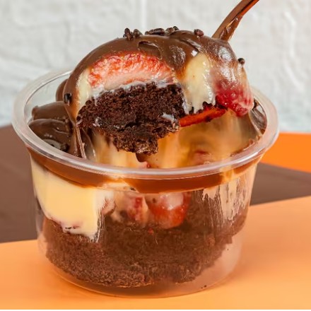 O nome do item está certo esse é O Bolo No Pote!  Pensa em um bolo molhadinho, caprichado de recheio e doce na medida. Pensou? Aposto que pensou no nosso bolo de pote. Feito no pote de 250ml,alternando camadas de bolo e recheio vai te fazer ir aos céus.  Escolha o sabor , adiciona no carrinho e prepare a viagem!