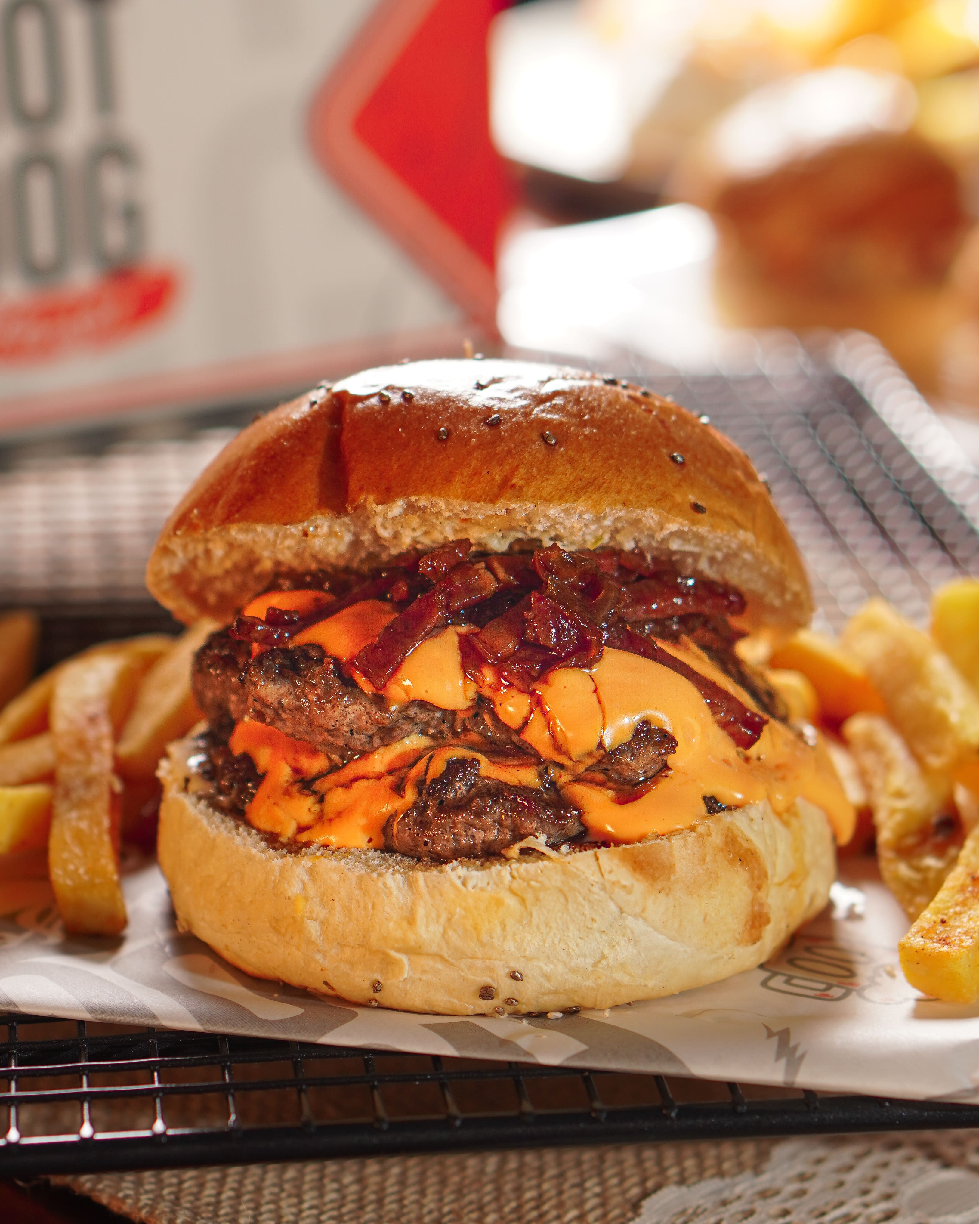 Hamburguesa Bacon And Cheese+ Papas a la Francesa