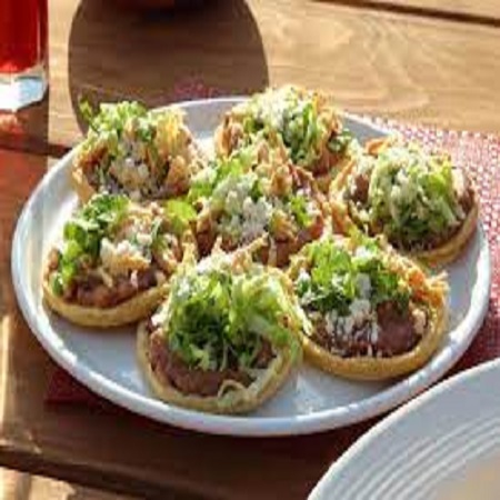 Sopes de carne deshebrada