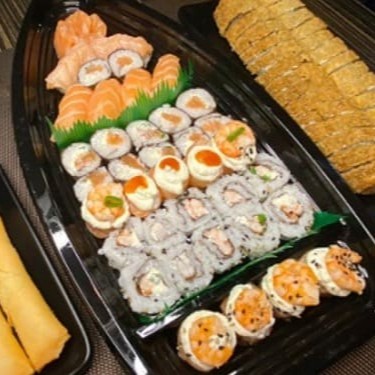 Nesta barca irresistível decorada acompanha 10 uramaki ebi, 12 filamaki salmão, 6 joe ebi, 3joe pimenta, 4sushi salmão, 2sushi salmão maçaricado, 4 sashimi de salmão, 28 hot filadélfia Skin, 2 harumaki doce,  7 sachês de shoyo.   *Foto Original do produto.