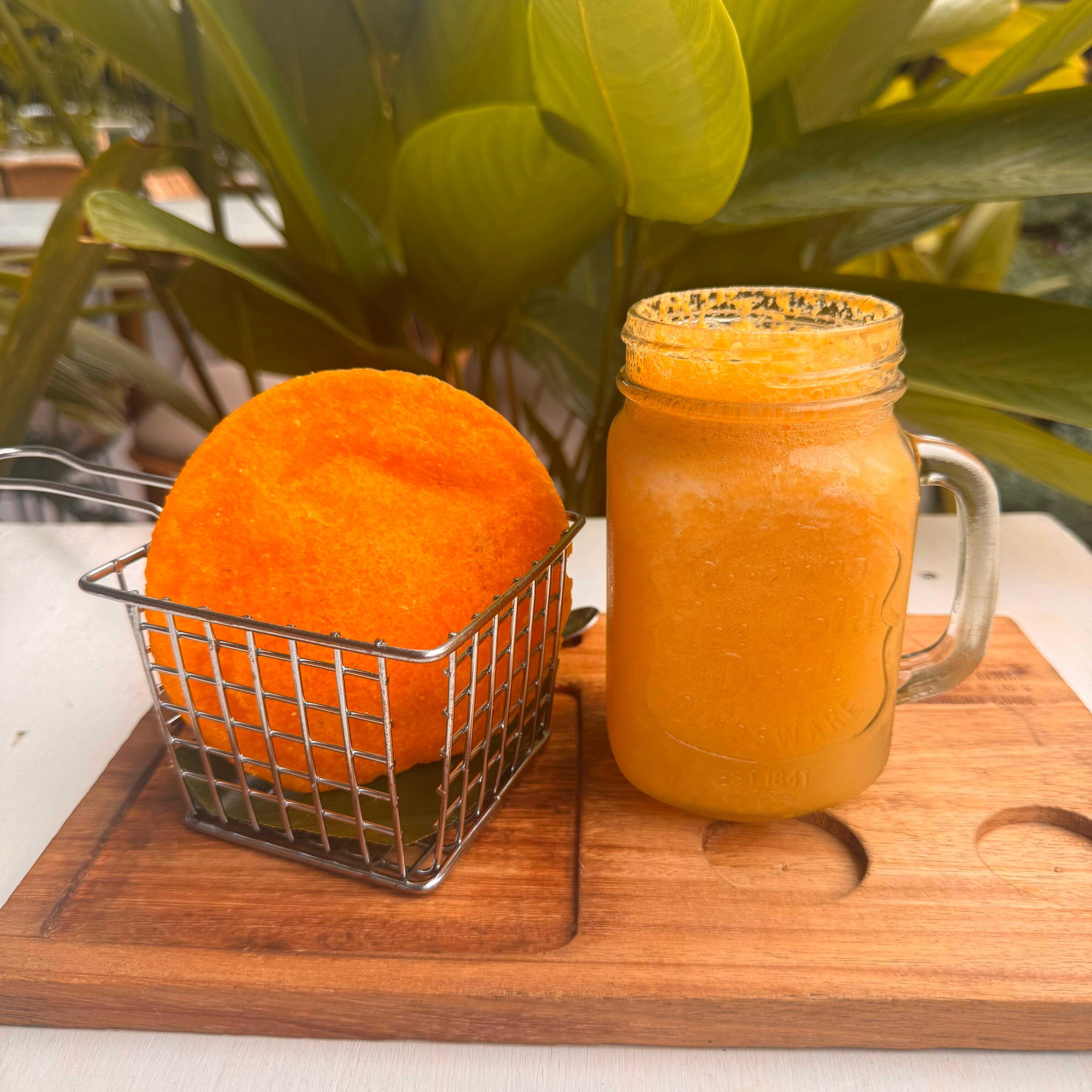 Arepa de Huevo más Jugo de Guayaba Agria