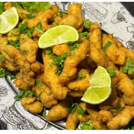 Caixa de pizza recheada com tiras frango e molho à sua escolha. Molhos: tártaro, ervas finas, barbecue, billy jack e molho rosê.