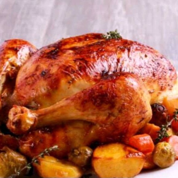 Combo para fazer aquele almoço especial com toda a família! Frango acompanhado de batatas cozidas, linguiças fina suína, farofa, porção de salpicão e porção de arroz.