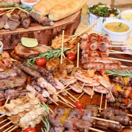 Desfrute do nosso '608-Rodízio de 30 Espetos Gourmet em Casa com Guarnição', uma opção requintada da categoria 'Churrasco na Pedra'. Este festim gastronômico inclui uma variedade de espetos gourmet: picanha bovina, suína, coração, costela Três Pingas, camarão com bacon, kafta de picanha, bananinhas, baby beef, filé ao alho, drumet, linguiça toscaninha, linguiça mineira, queijo, filé com bacon e medalhão de frango. Acompanha uma guarnição composta por três pães de alho, arroz fresquinho, uma generosa porção de batata frita, molho vinagrete e farofa, ambos em porções de 500 ml. Uma delícia que serve confortavelmente de 4 a mais pessoas. Uma verdadeira experiência gourmet no conforto da sua casa!