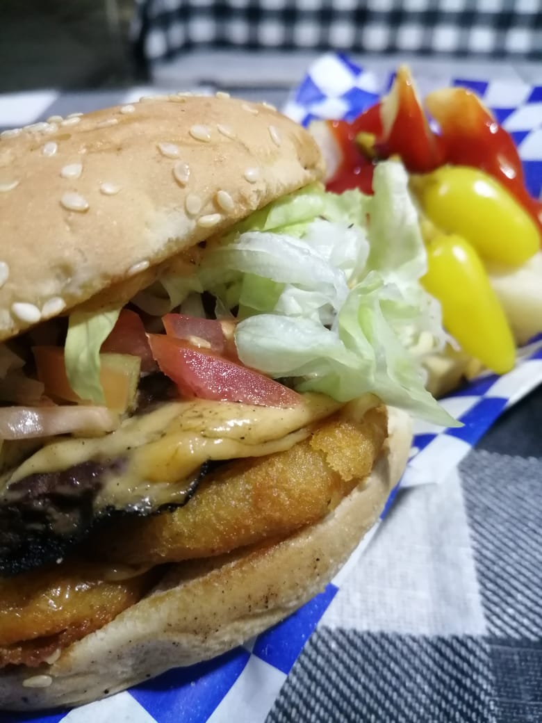 Hamburguesa Res y Aros de Cebolla, Queso Amarillo