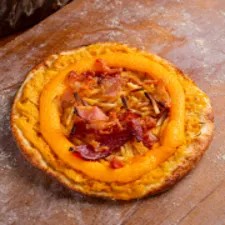 Mussarela, frango desfiado, bacon, tomate e cheddar.