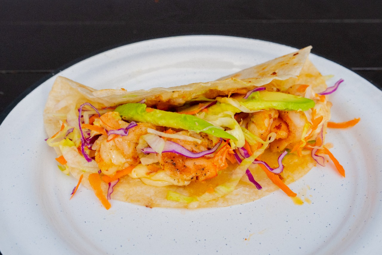 2 Tacos de Pescado Capeado + Agua del Dia