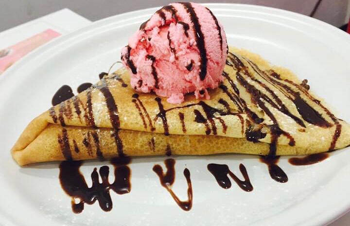 Crepa fresas, helado de fresa y lechera ó hersheys