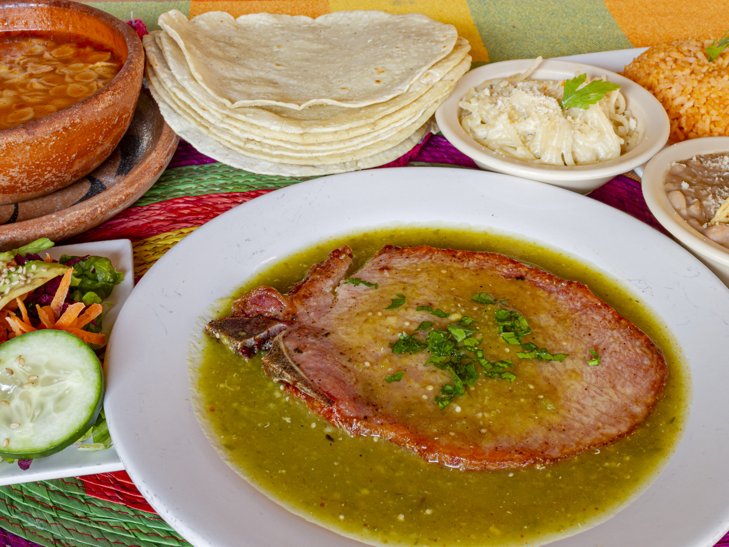 Chuleta ahumada bañada en salsa verde