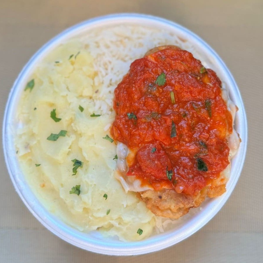 Marmita com delicioso filé de frango parmegiana (empanado na massa crocante coberto com molho de tomates e queijo) acompanhado de arroz branco e purê de batatas inglesas. Marmita indicada para 01 pessoa.