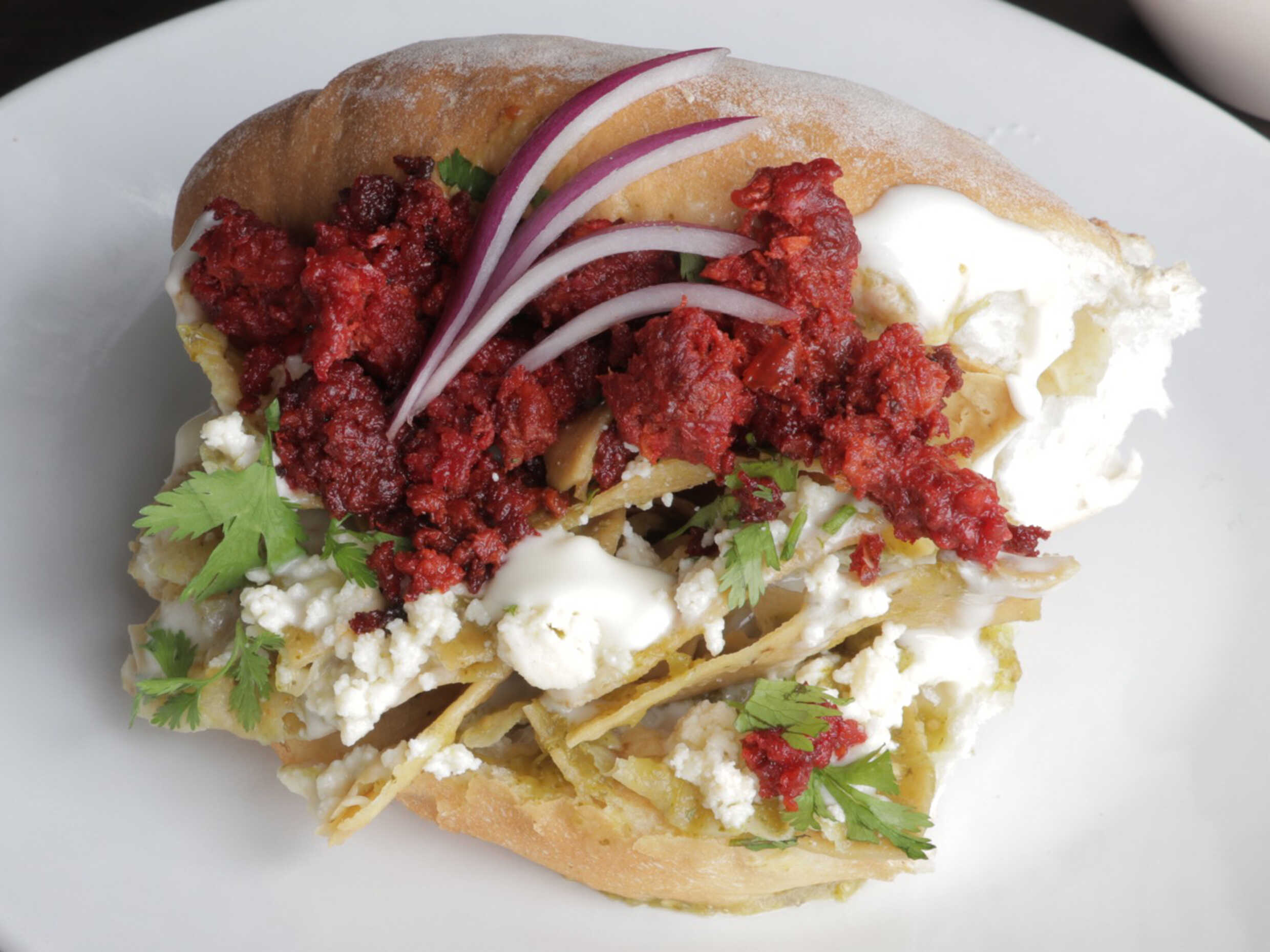 Torta de Chilaquiles con Proteina