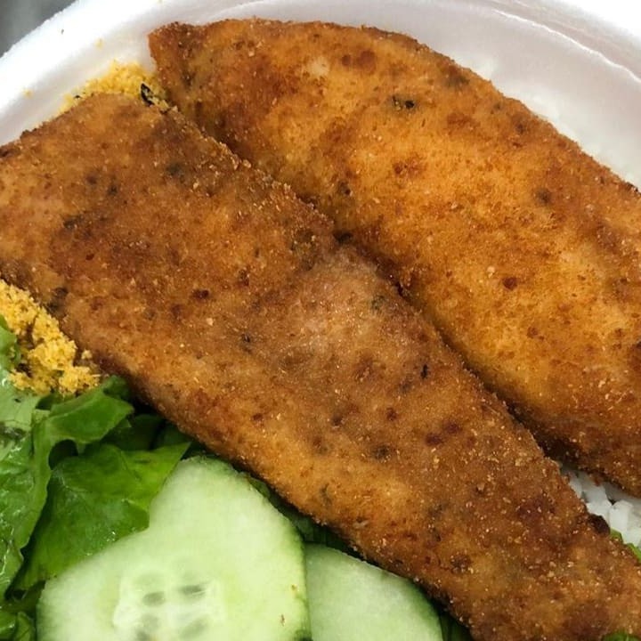 Feijão, arroz, farofa, filé de peixe e complemento(s). Personalize com complementos especiais.