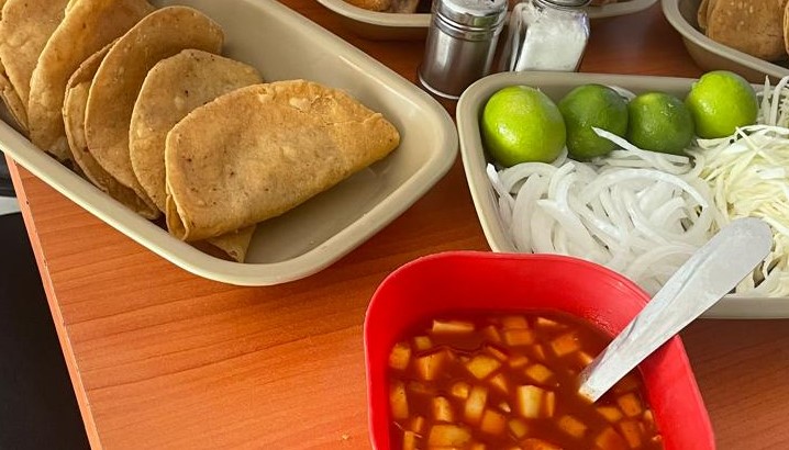Taco Dorado de Frijol con Carnitas