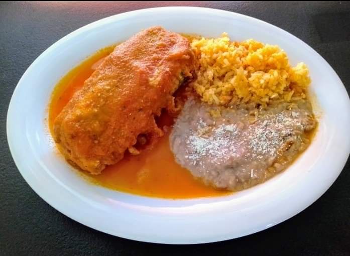 Chile relleno de queso bañado en crema de jitomate