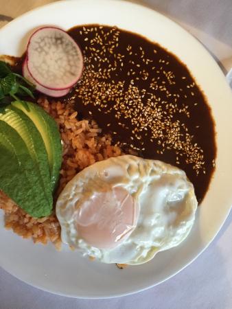 Estrellados o Revueltos con Arroz y Mole