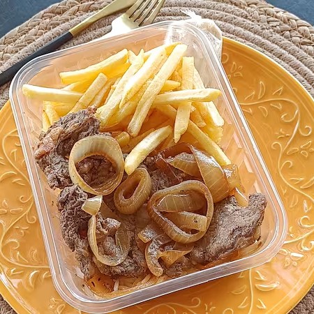 Contrafilé acebolado com arroz branco fresquinho e guarnição a sua escolha.
