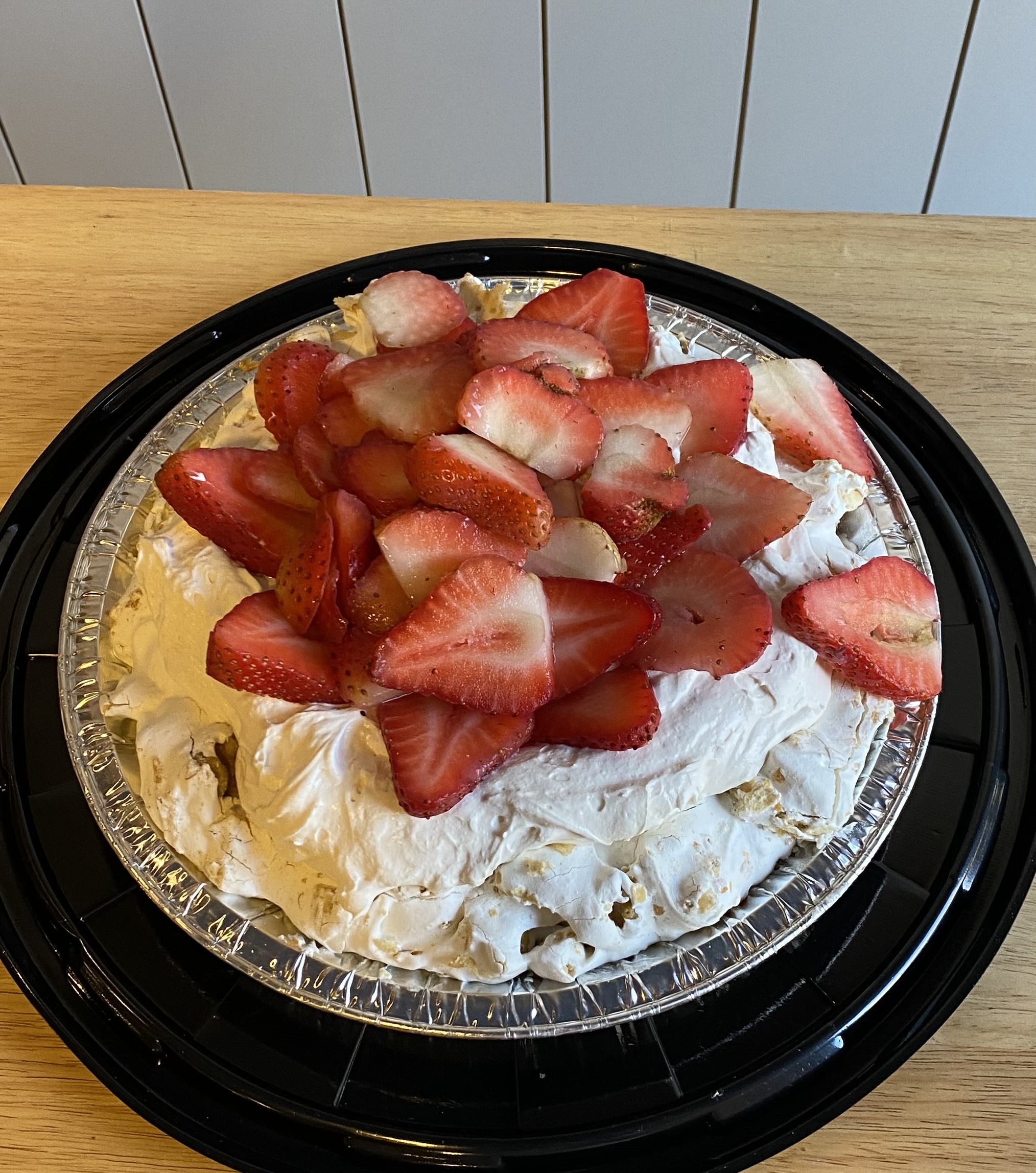 Pavlova de Fresas 7-8 Personas