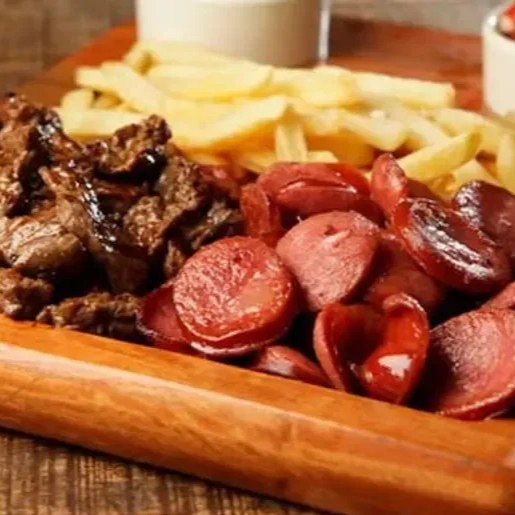 Churrasco na chapa de coração da alcatra em cubos, filé de frango e linguiça calabresa em fatias, 200g. Acompanha batata frita fininha, arroz branco fresquinho , feijão e farofa de alho e bacon crocante. Prato Individual