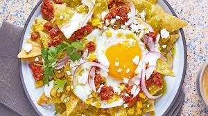 COMBO CHILAQUILES CON HUEVO + JUGO MIXTO
