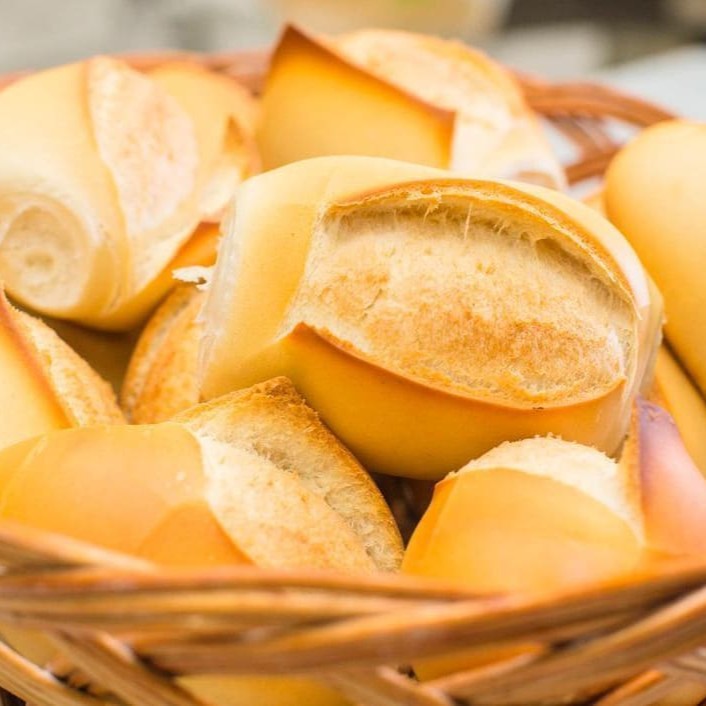 Unidade de um delicioso e crocante pão francês.