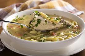 Caldo de Pollo con Papa y Tallarín Grande