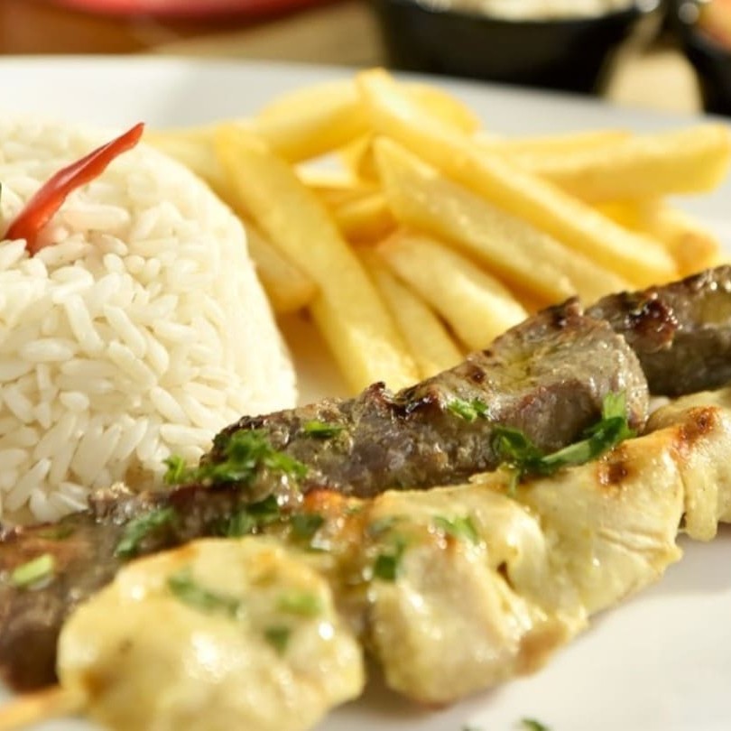 Prato executivo acompanha arroz, feijão, batata frita, farofa e molho vinagrete