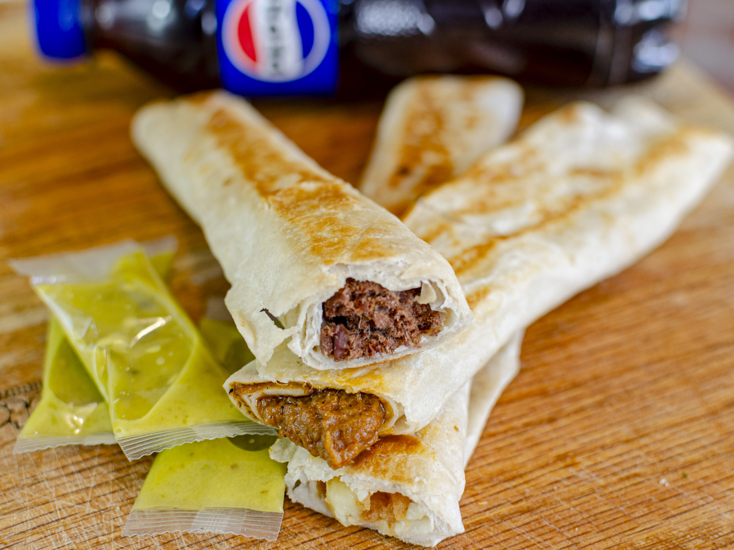 1 Deshebrada, 1 Barbacoa, 1 Papa + Refresco