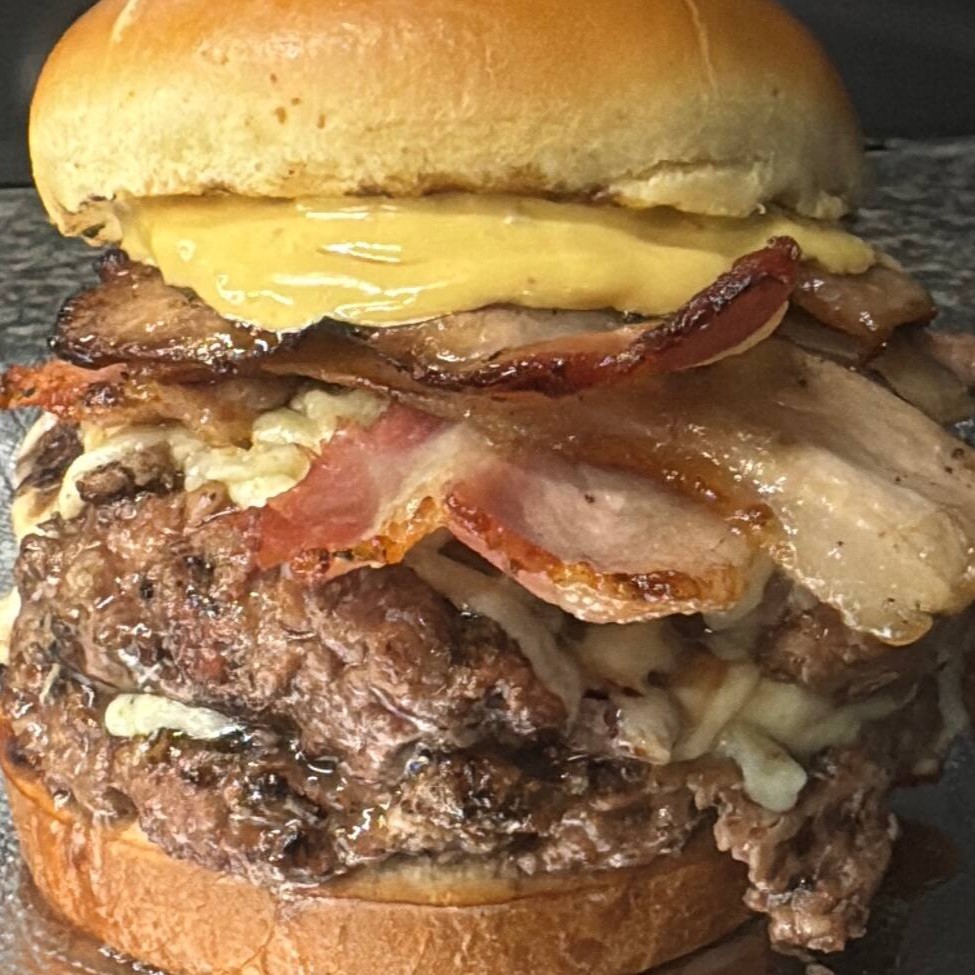 Pão branco selado, 2 carnes 150g, Catupiry, muçarela e tomate seco. + Sofisticação dobrada.