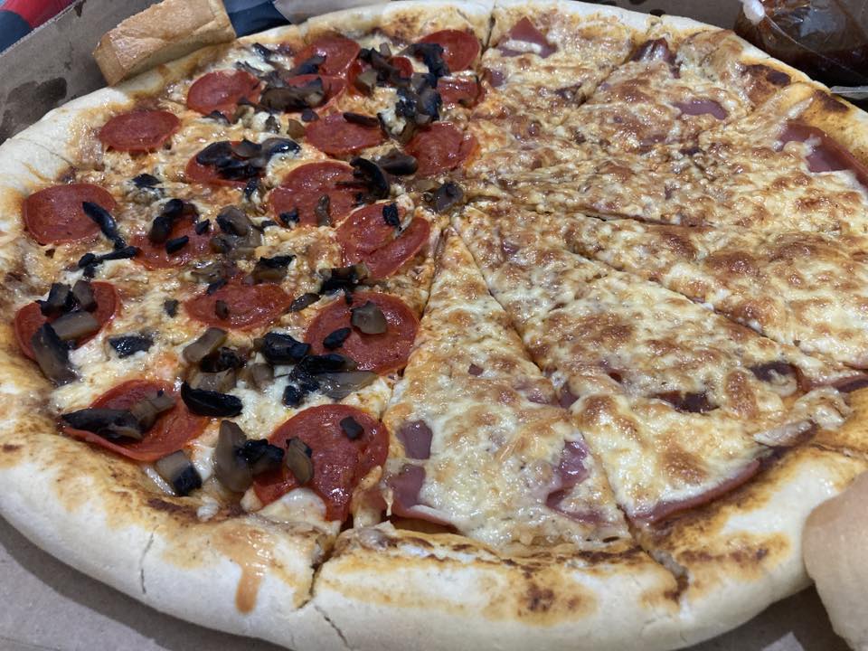 Pizza Mitad Pepperoni Mitad Piña