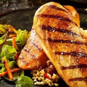 Arroz, feijão, macarrão, farofa, batata corada ou batata ao molho