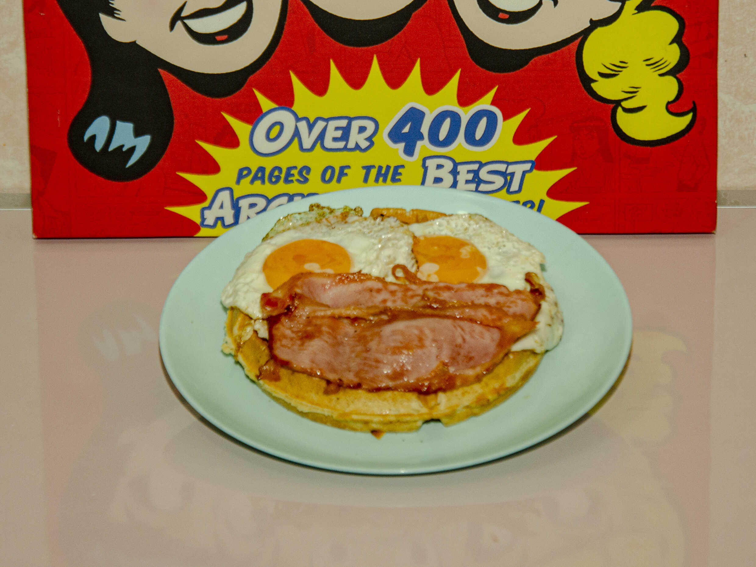 Waffle  estrellados y tocino