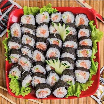 Alga, arroz, salmão, cebolinha, cream cheese.