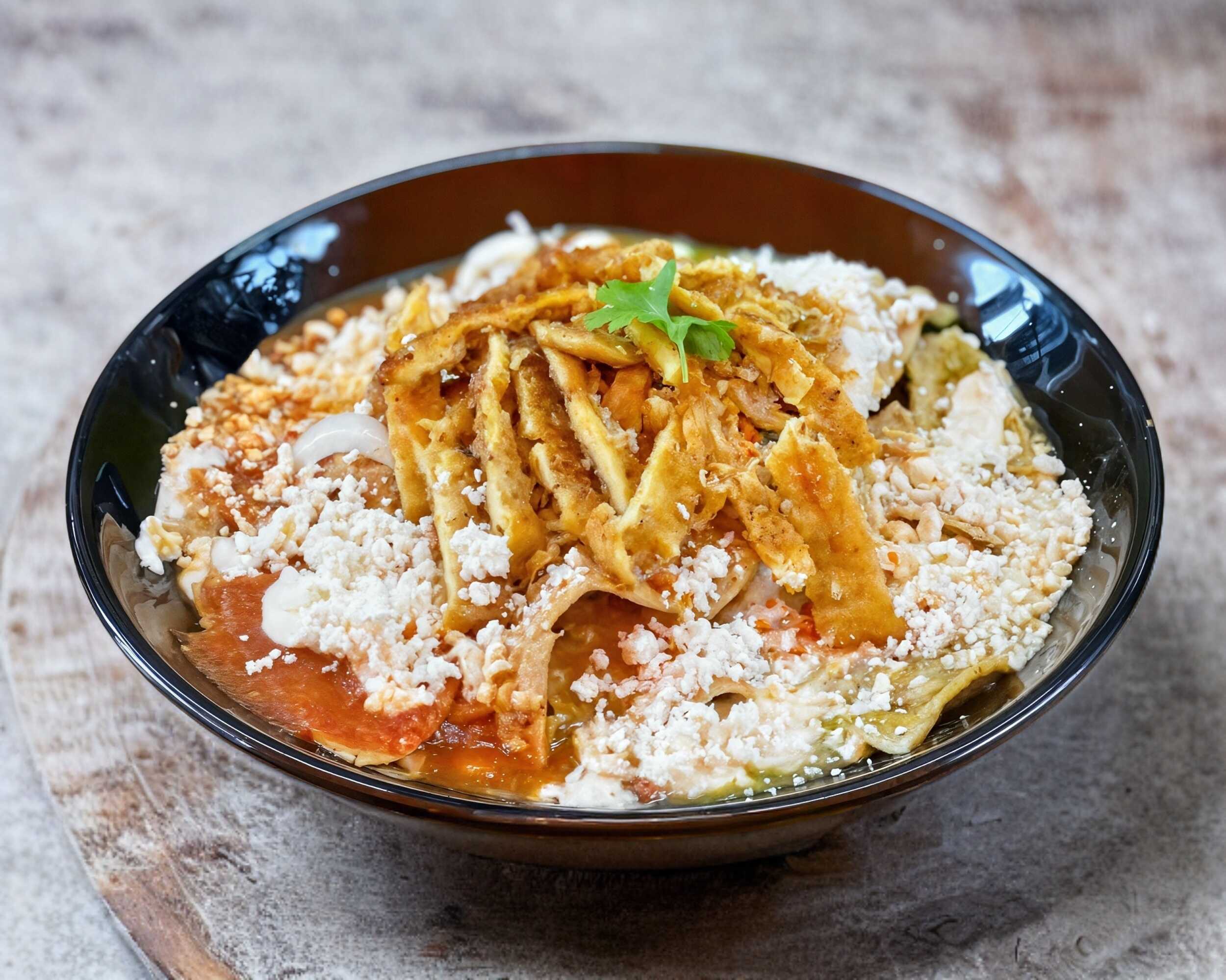 Chilaquiles con Pechuga Empanizada