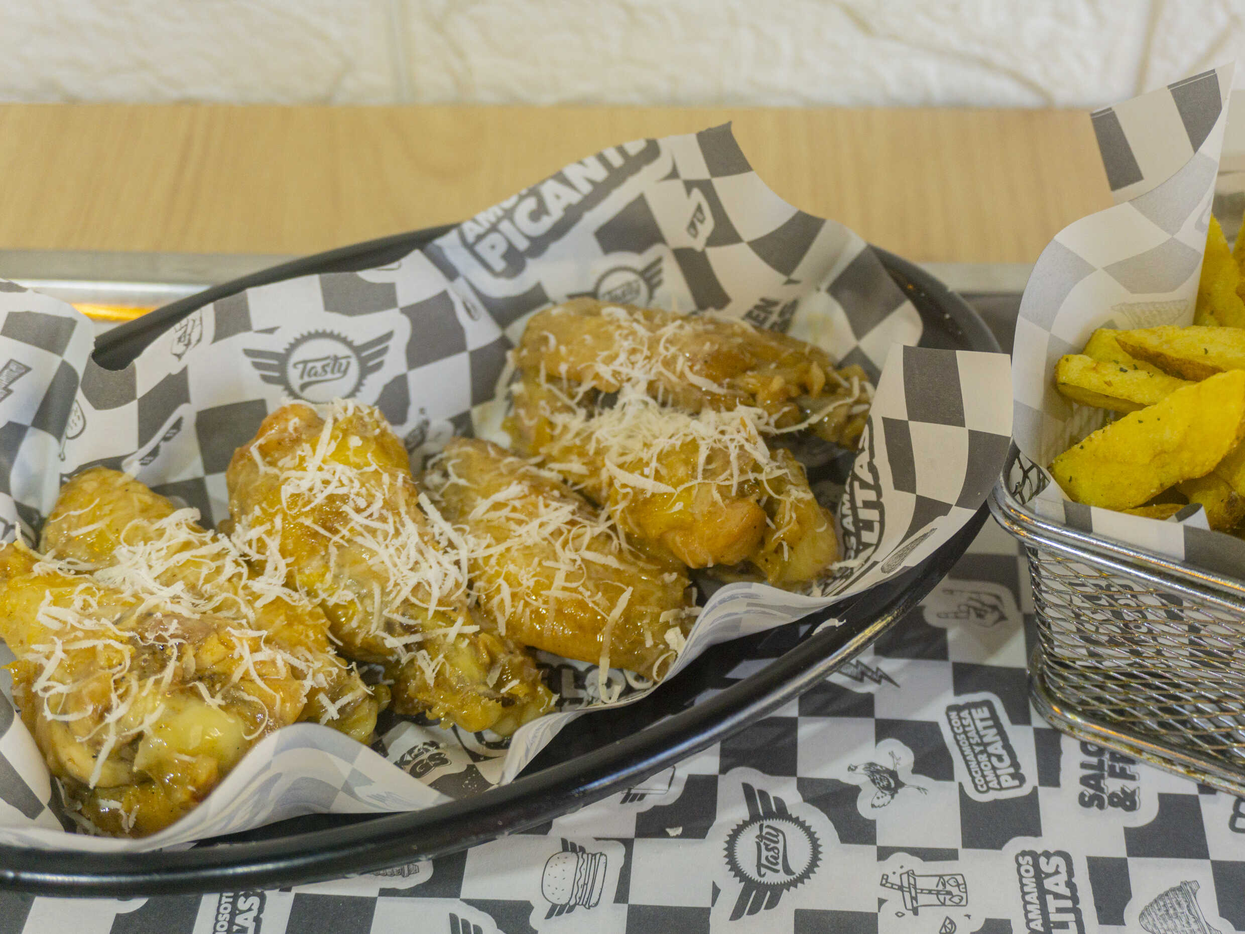 Hot Wings Garlic Parmesan con Papas Tasty