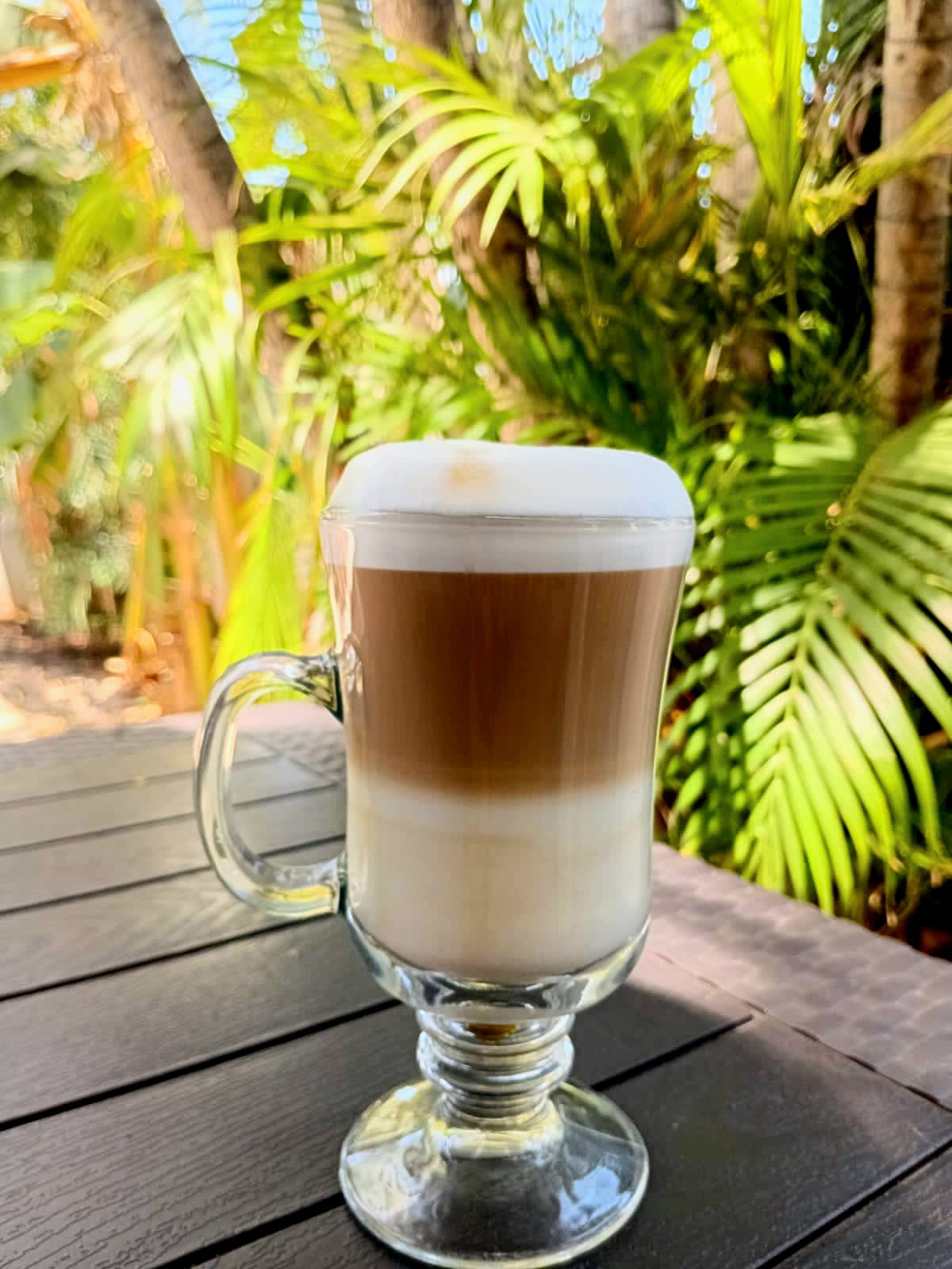 Capuchino Colombiano caliente o a las rockas