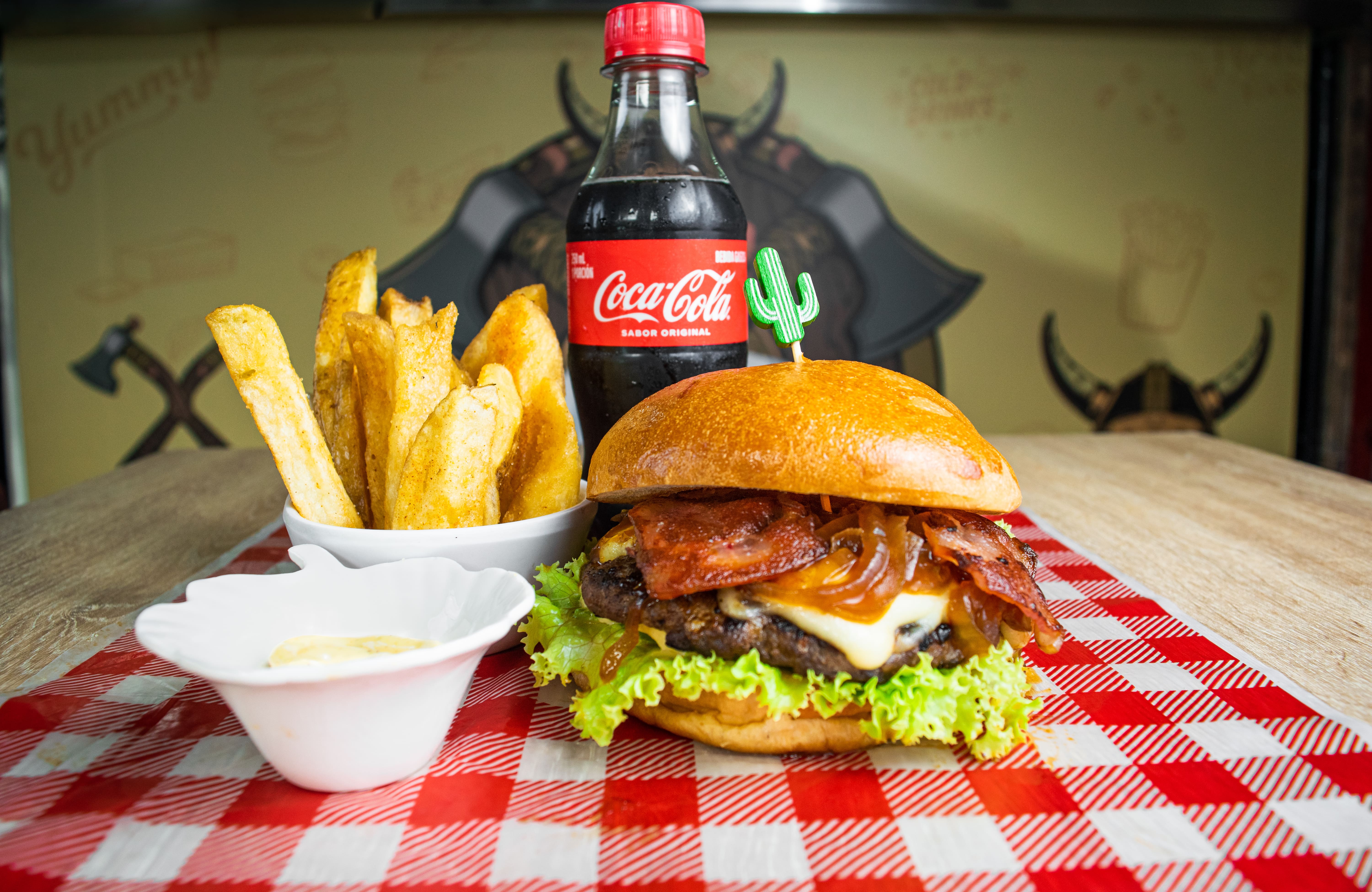 Hamburguesa Floki + Papas en Casco + Coca Cola