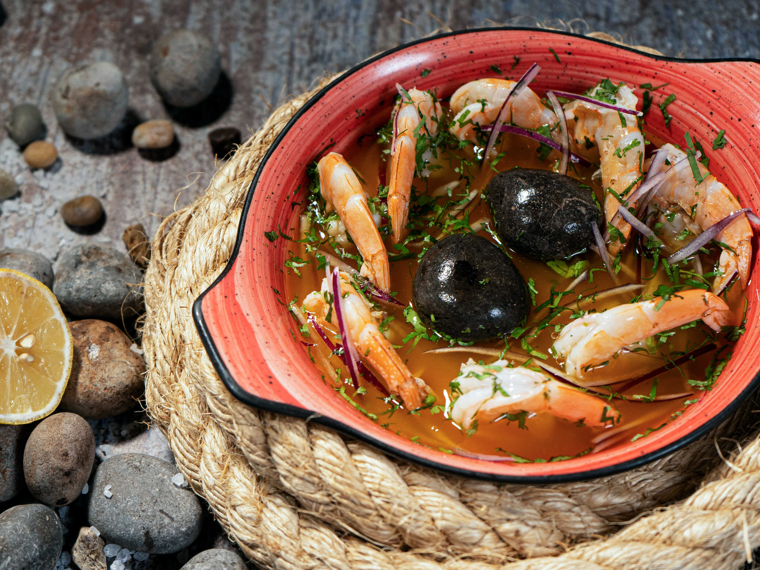 Ceviche de camarones a la piedra
