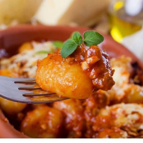 Desfrute de uma experiência gastronômica única com o nosso Nhoque Tradicional ao Molho à Bolonhesa!   Preparamos o nosso molho bolonhesa com carnes selecionadas e frescas, um segredo do chef que eleva o sabor a um nível incomparável. Cada garfada é uma explosão de sabores que vai fazer você se apaixonar.  Escolha entre três opções de nhoque para acompanhar esse prato incrível: a suavidade da Batat