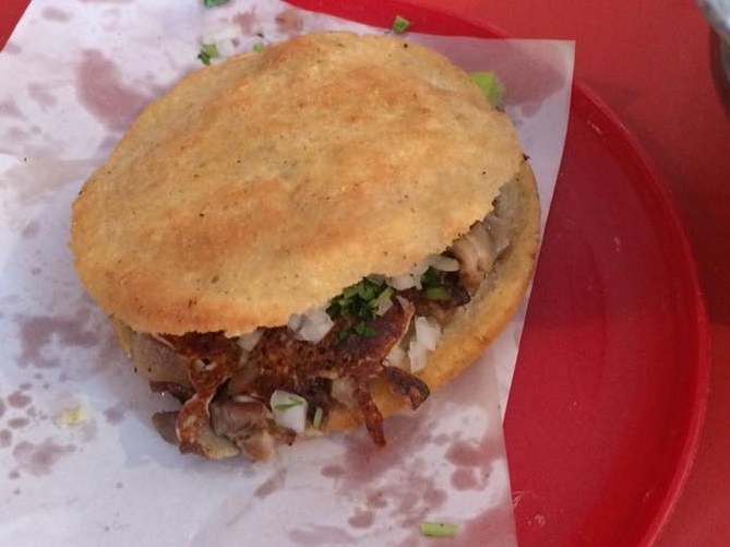 Gordita Con Queso de Chicharrón o de Carnitas