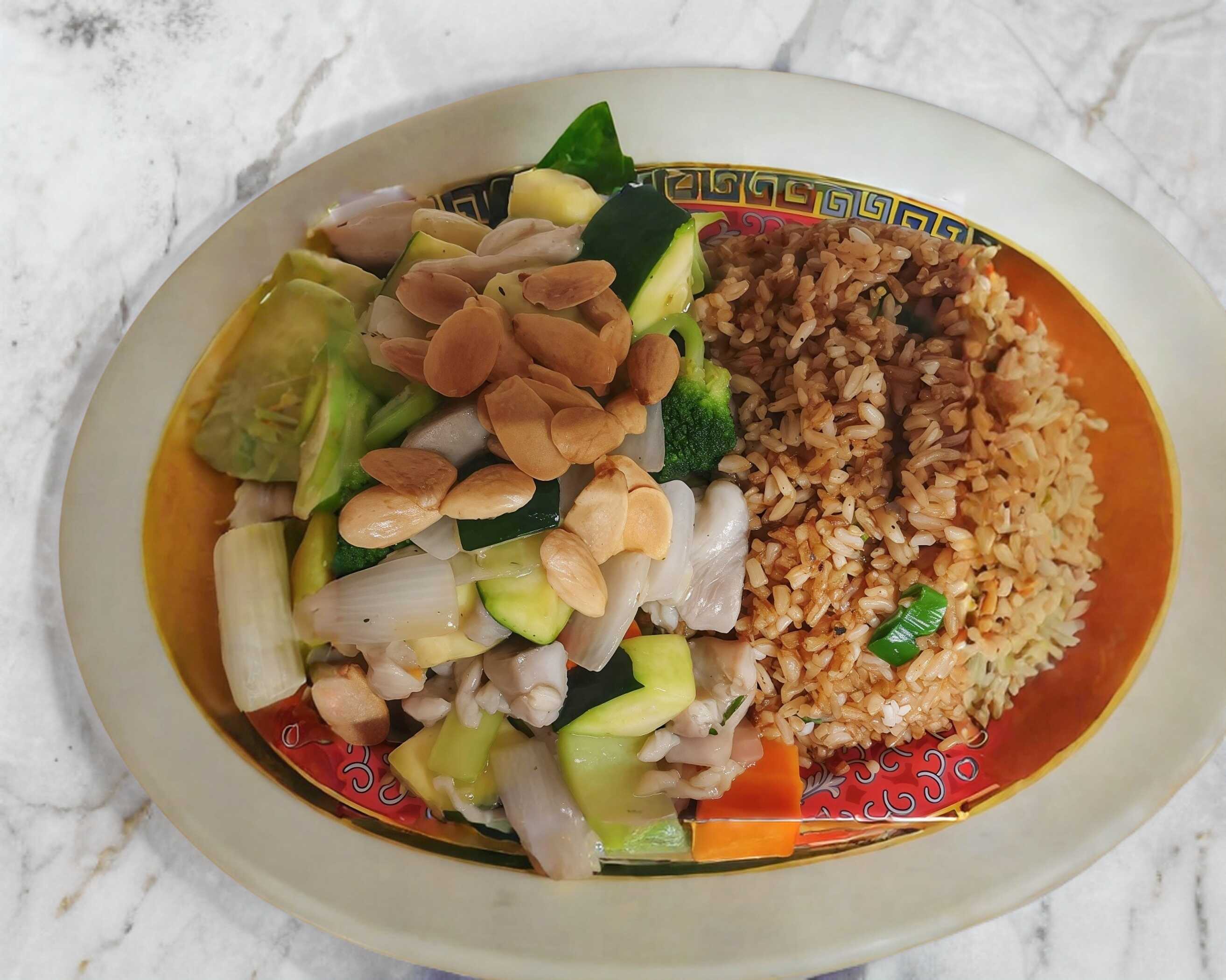 Pollo Almendrado Arroz Frito Chun Kun