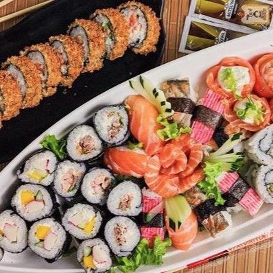 54 peças = 10 hots, 5 sashimi salmão, 10 makimonos california, 10 makimonos skin, 6 uramaki skin, 2 joe simples, 2 joe especial, 3 sushi salmão, 3 sushi skin, 3 sushi kani.