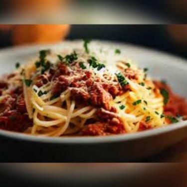 Uma combinação que o Chef aprovou! Um delicioso molho à Bolonhesa, com pedaços de bacon e calabresa refogadas e parmesão derretido e catupiri. Escolha sua Pasta: Spaghetti, Penne, Talharim e Fettuccine Tamanhos 400g, 500g e 800g