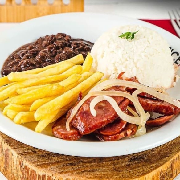 Arroz  branco , feijão preto , calabresa  acebolada , farofa e batata frita