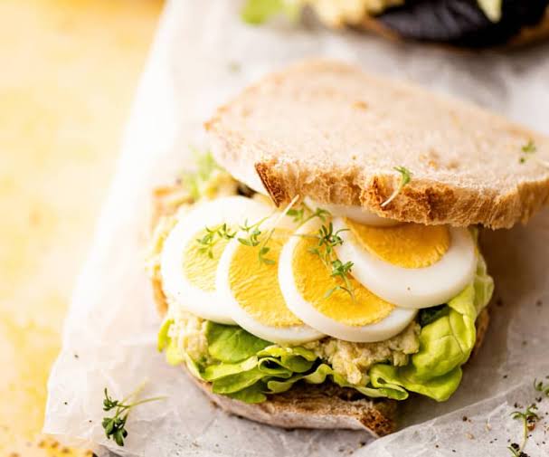 Sándwich con Huevo Cocido