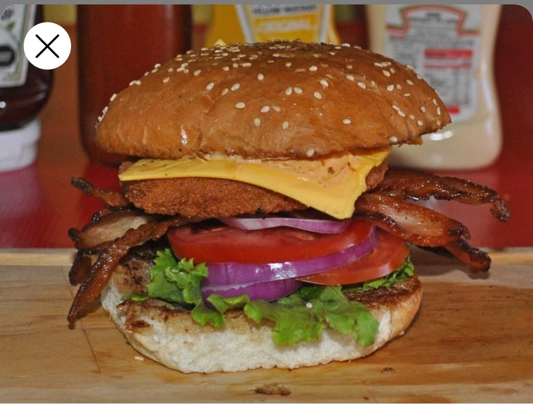 HAMBURGUESA de pollo, con papas