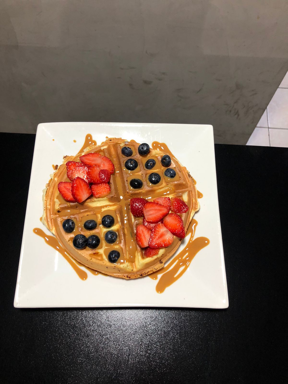 Waffles con Manjar y 2 Frutas
