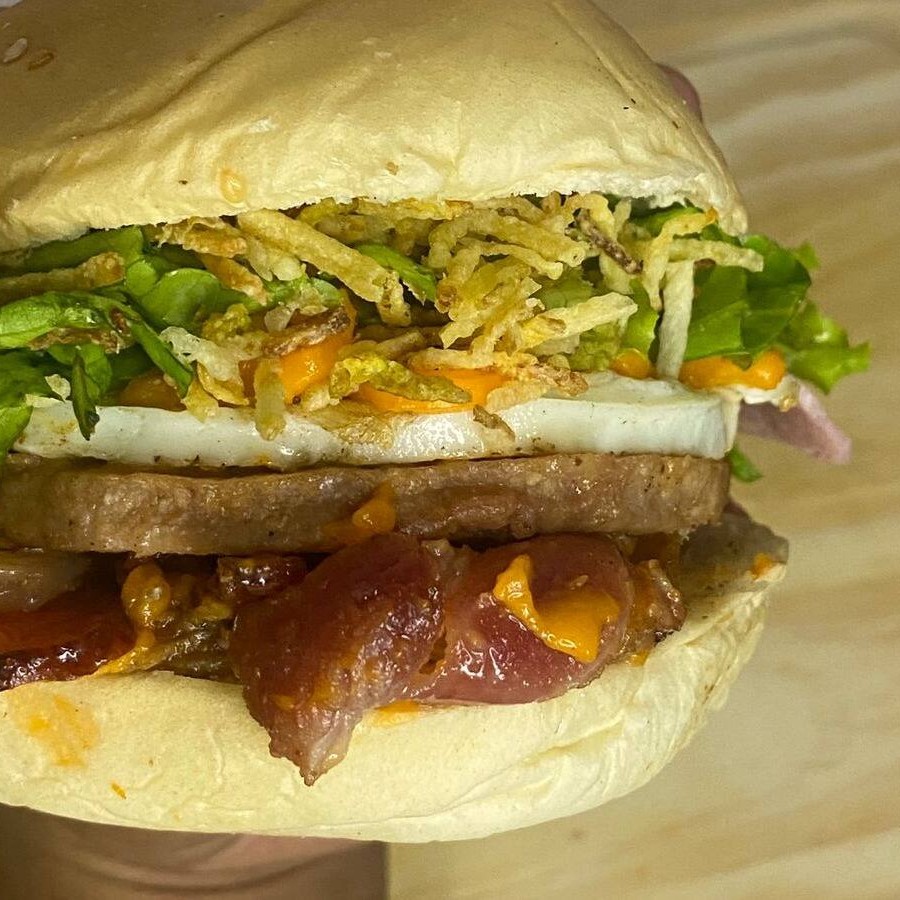 Acompanha: pão, carne,ovo ,bacon , queijo, presunto, salada , batata palha e molho especial.