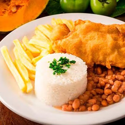 Refeição arroz , feijão,  frango empanado e batata fritas.