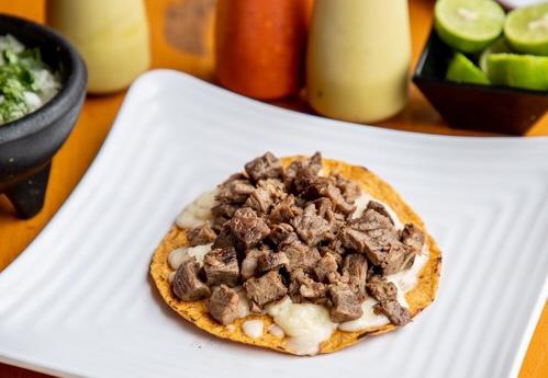 Tostada con Queso y Sirloin