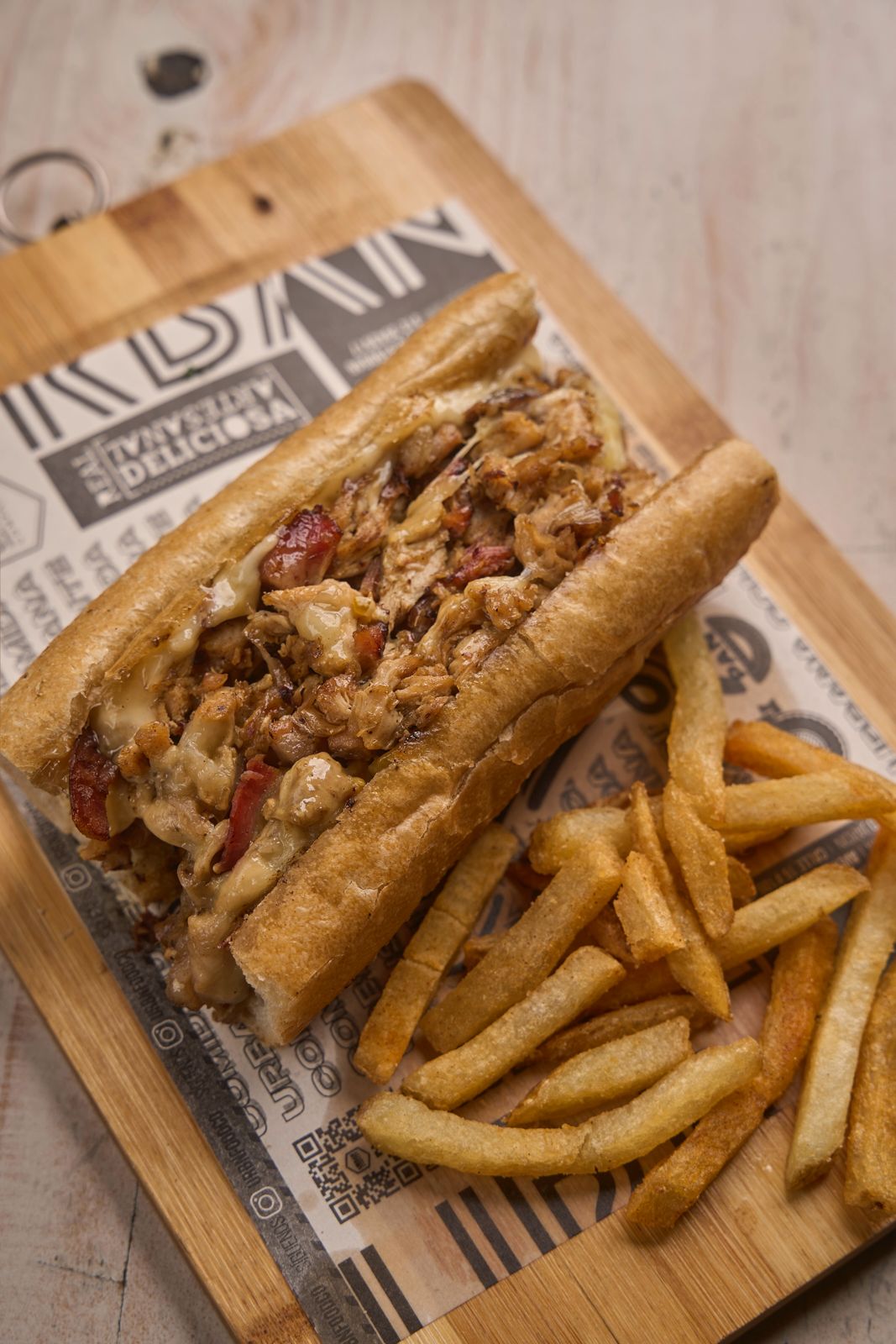 Sandwich Philly Pollo con Tocineta + Papas